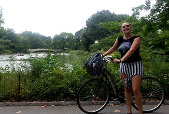 Яна кара колело в Central Park по време на бригадата и в САЩ