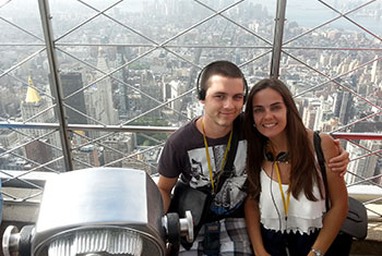 Янита и Юлиян в началото на тяхното Work and Travel USA лято на Empire State Building