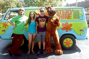 The Mistery Machine, Scooby Doo, Shaggy Янита и Юлиан в Disnyland