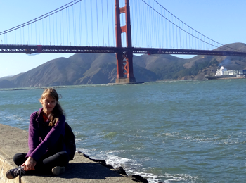 Мария до Golden Gate Bridge по време на нейното work and travel лято в САЩ