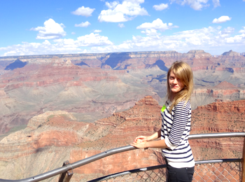 Мария на Grand Canyon повреме на нейната бригада в САЩ